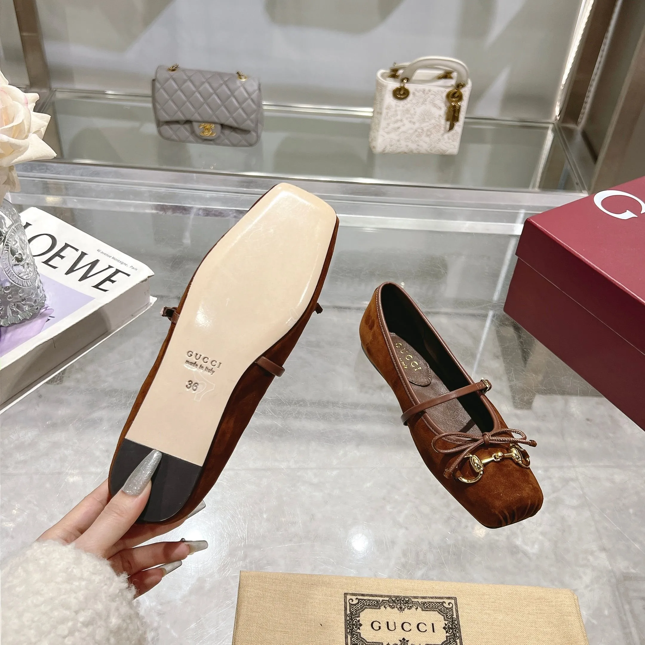 👟👟Ex-factory price 560👟👟 Gucci Horsebit series women's ballet flats. This iconic horsebit ballet flats features a square toe design and elegant bow details, paying tribute to the traditional ballet shoe style. This piece is crafted from Gucci ankh leather and embellished with a light gold-tone horsebit buckle. A 'sacchetto' construction with a soft, padded insole provides a great fit. ✅Size: 35-42 (customized for 40-42) ✅Sole material: Imported Italian genuine leather sole ✅Packaging: Brand new red box packaging